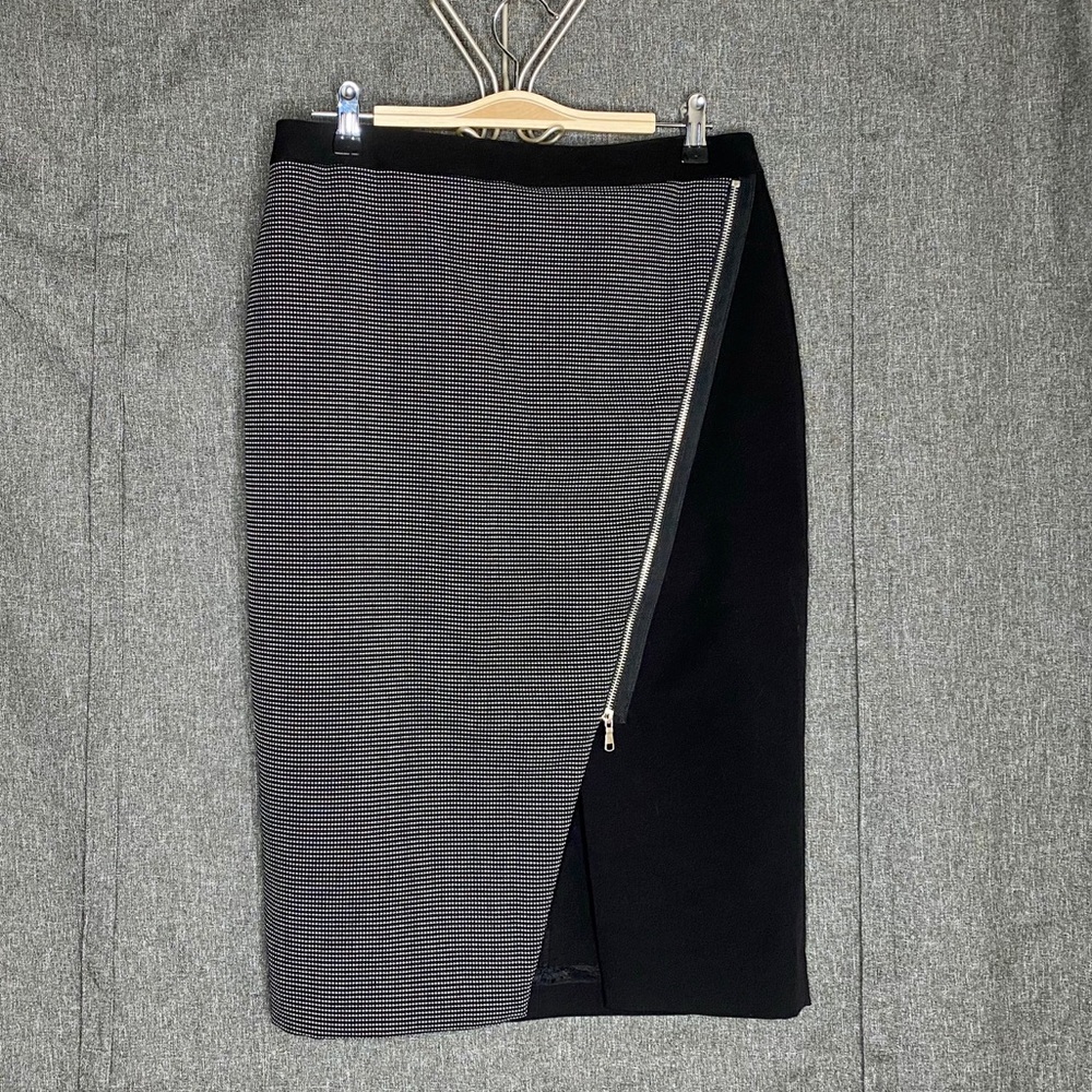 Pencil skirt with zipper accent